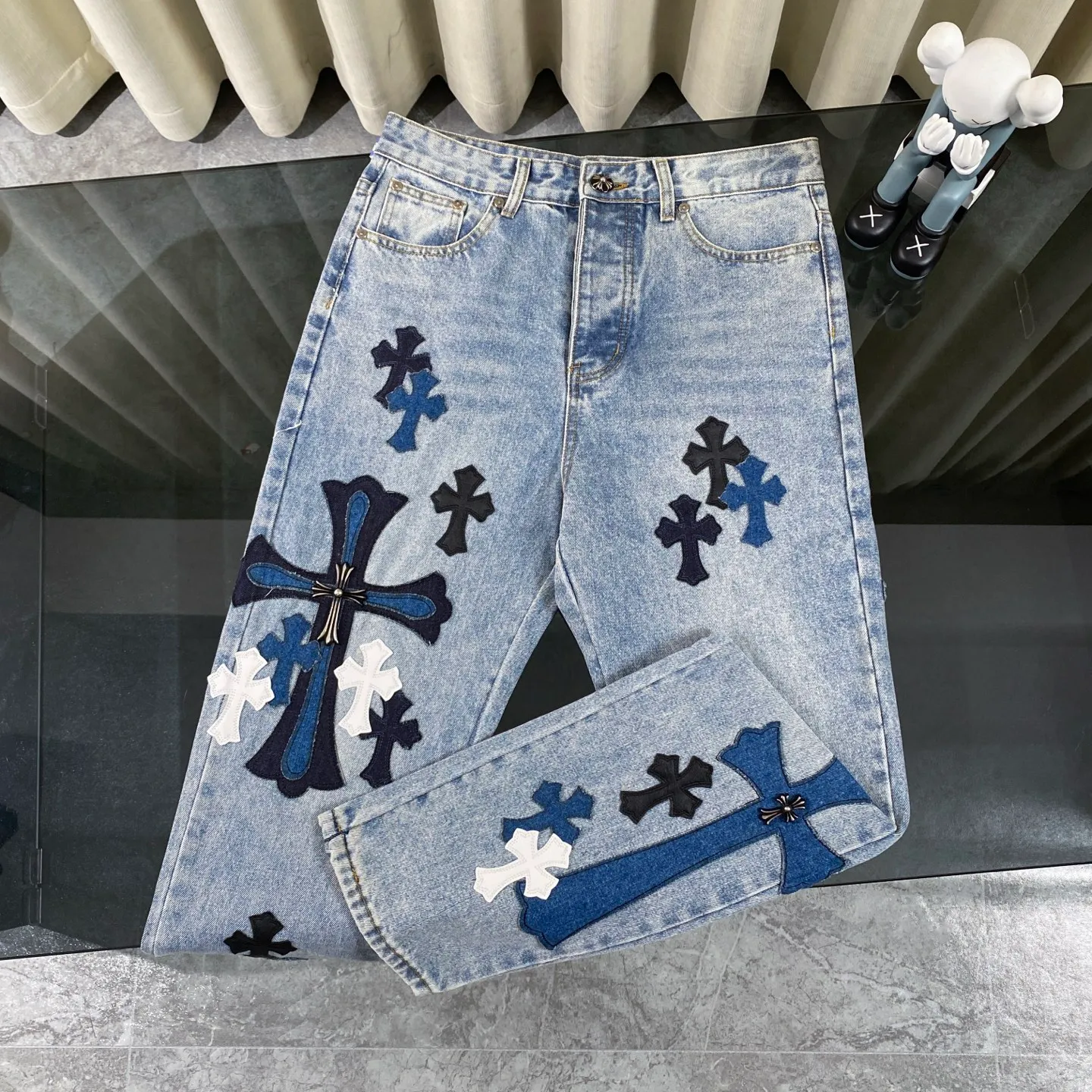 P310 Ch rare co-branded top item Chrome hearts new Chrome heart patchwork patchwork cross stitching micro-flare jeans Top-notch configuration, details are invincible! ! Cleanfit has become very popular in the past two years, and Kroxin’s consistent style is particularly high-end! ! Imported Japanese woven fabric ready-made clothes, genuine leather Crocodile leather labels and waist cloth leather tags are sewn on. The overall process is very cumbersome. The buttons on the trousers fly, rivets, back pockets, and metal decorative plates are all custom-made from molds. After they are finished, they are distressed to create a very effective effect. It has a vintage taste, and has been used by all kinds of big-name European and American celebrities. Kenijima’s cleanfit style has become popular all over the world. Top-grade hardware, pay attention to my detailed photos, the buttons are all detachable, and they are made of 925 engraved silver! ! Match as you like, suitable for both men and women ✔️✔️ Color: blue Size: 28—36